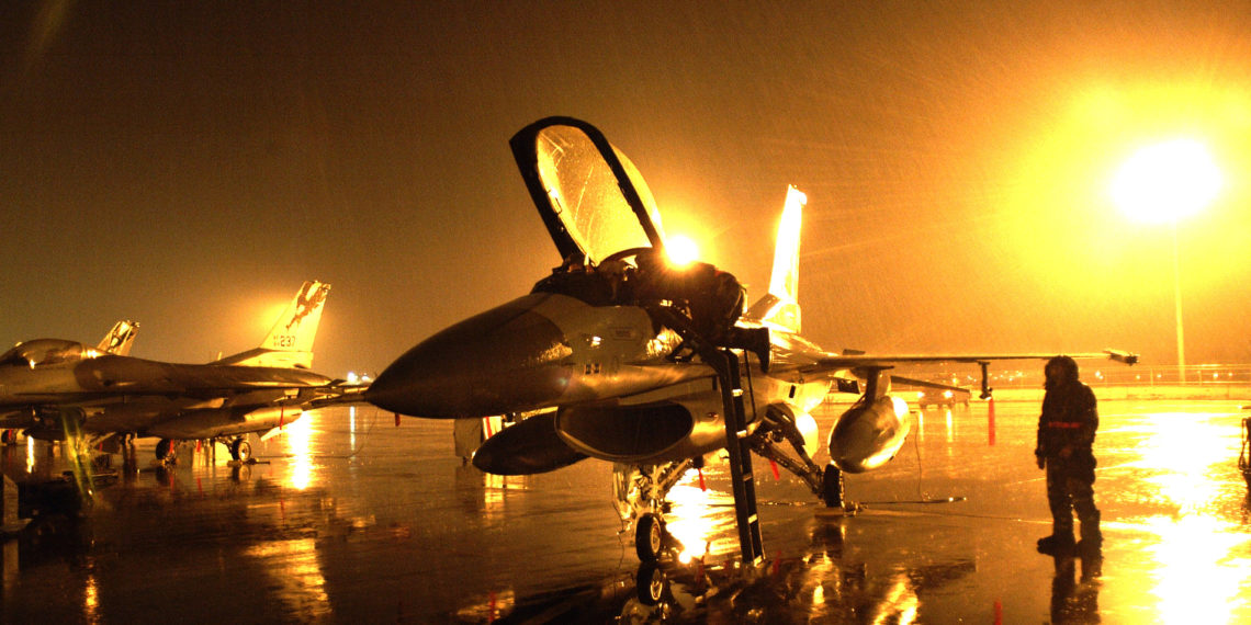 Απίστευτο Βίντεο: Προσγείωση F-16 σε πλημμυρισμένο διάδρομο