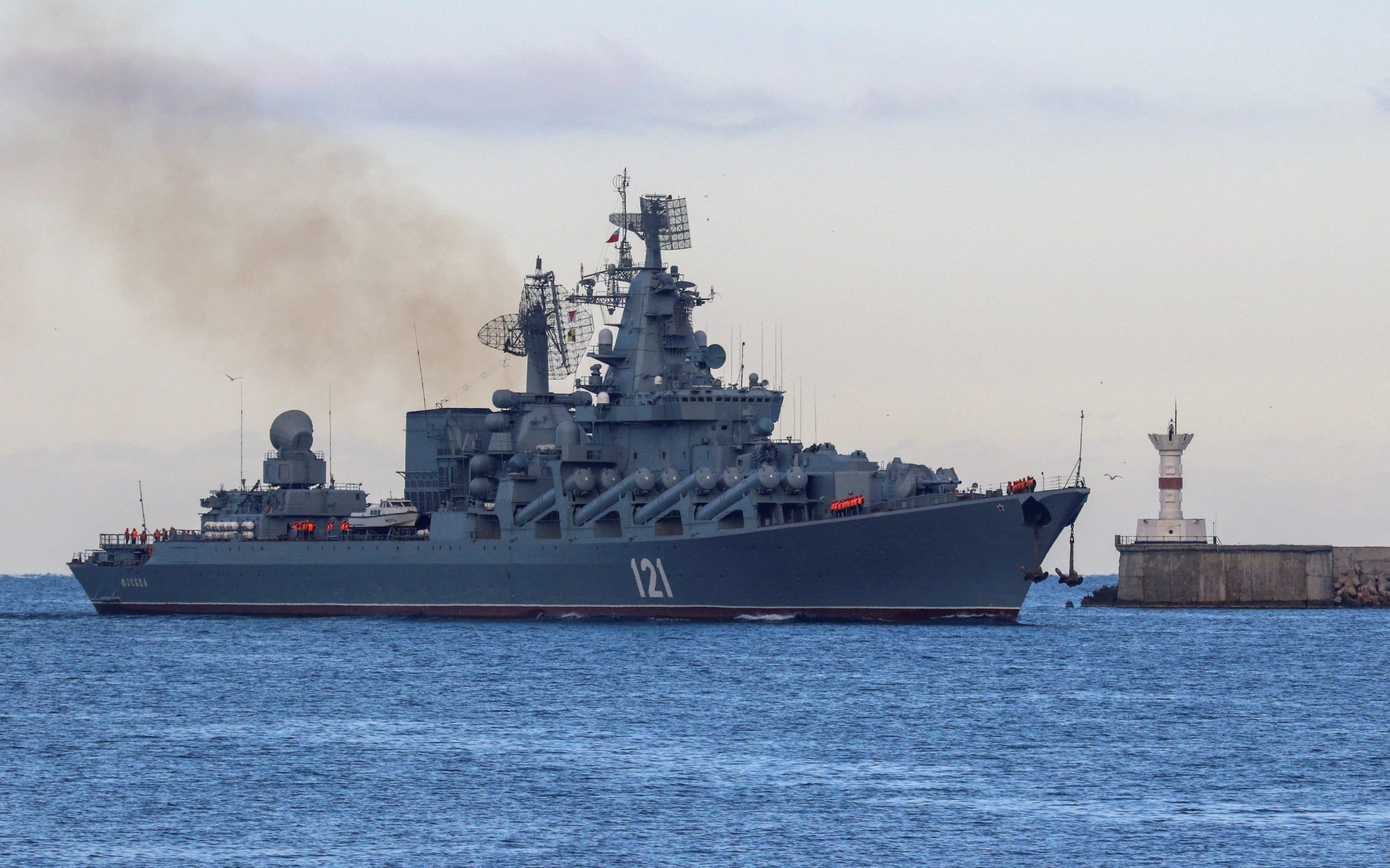 «Φλέγεται» η ναυαρχίδα του ρωσικού στόλου της Μαύρης Θάλασσας