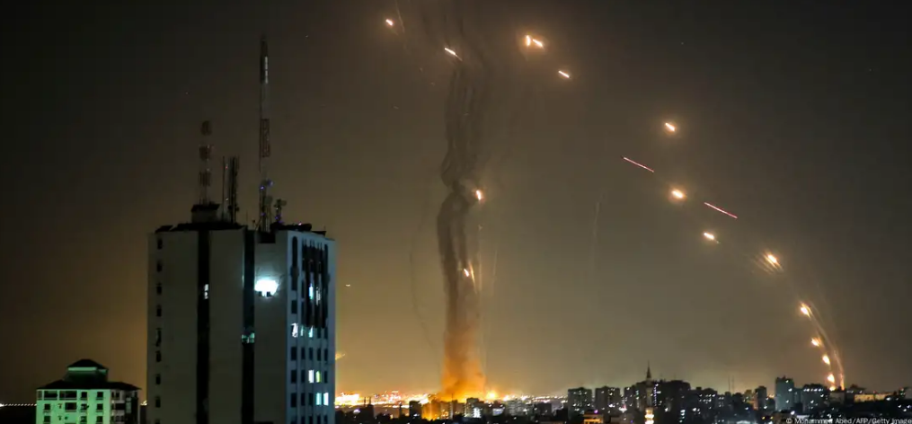 Κατέρρευσε το Iron Dome; Η Τεχεράνη Εισβάλλει με Νέα Πολεμική Τακτική και Σπάει τον “Σιδηρούν Θόλο”